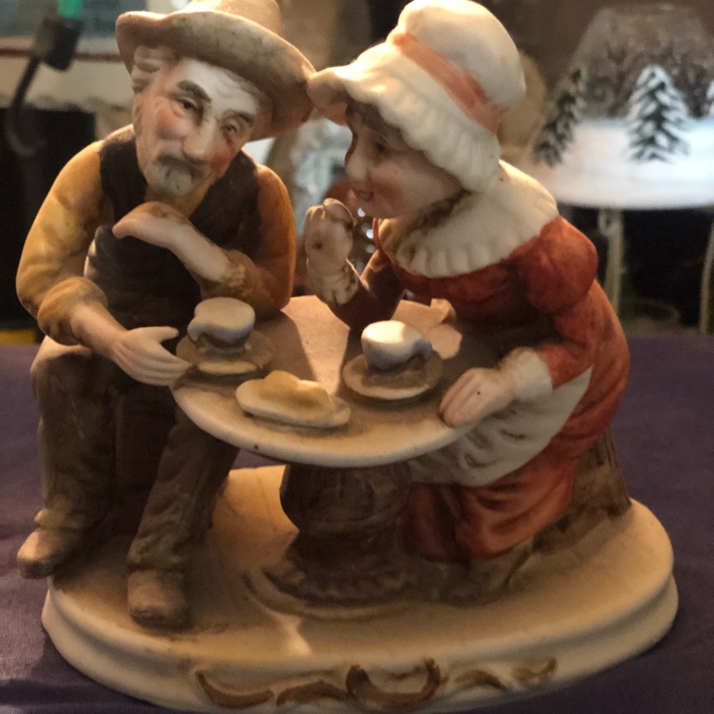 Porcelain couple having teatime